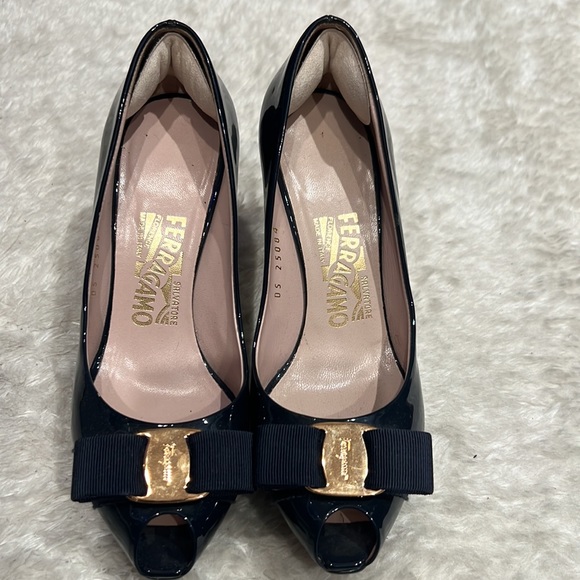 Ferragamo navy heels - Picture 6 of 6